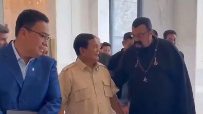 Tangkapan layar video Presiden Prabowo Subianto bertemu aktor laga senior AS Steven Seagal beredar di media sosial. Keduanya terlihat saling sapa dan mengobrol akrab.
