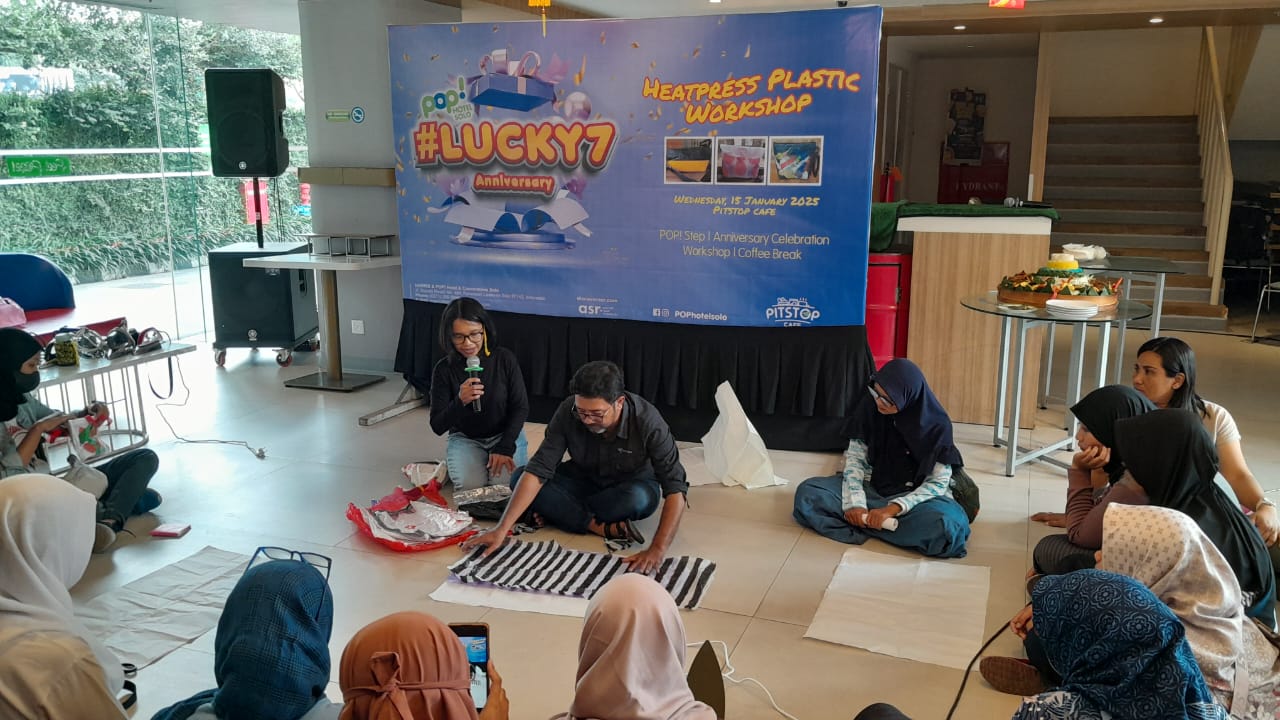 Asih Sumastrini berikan pelatihan pengelolaan barang bekas (Maulida Afifa/Radar Solo)