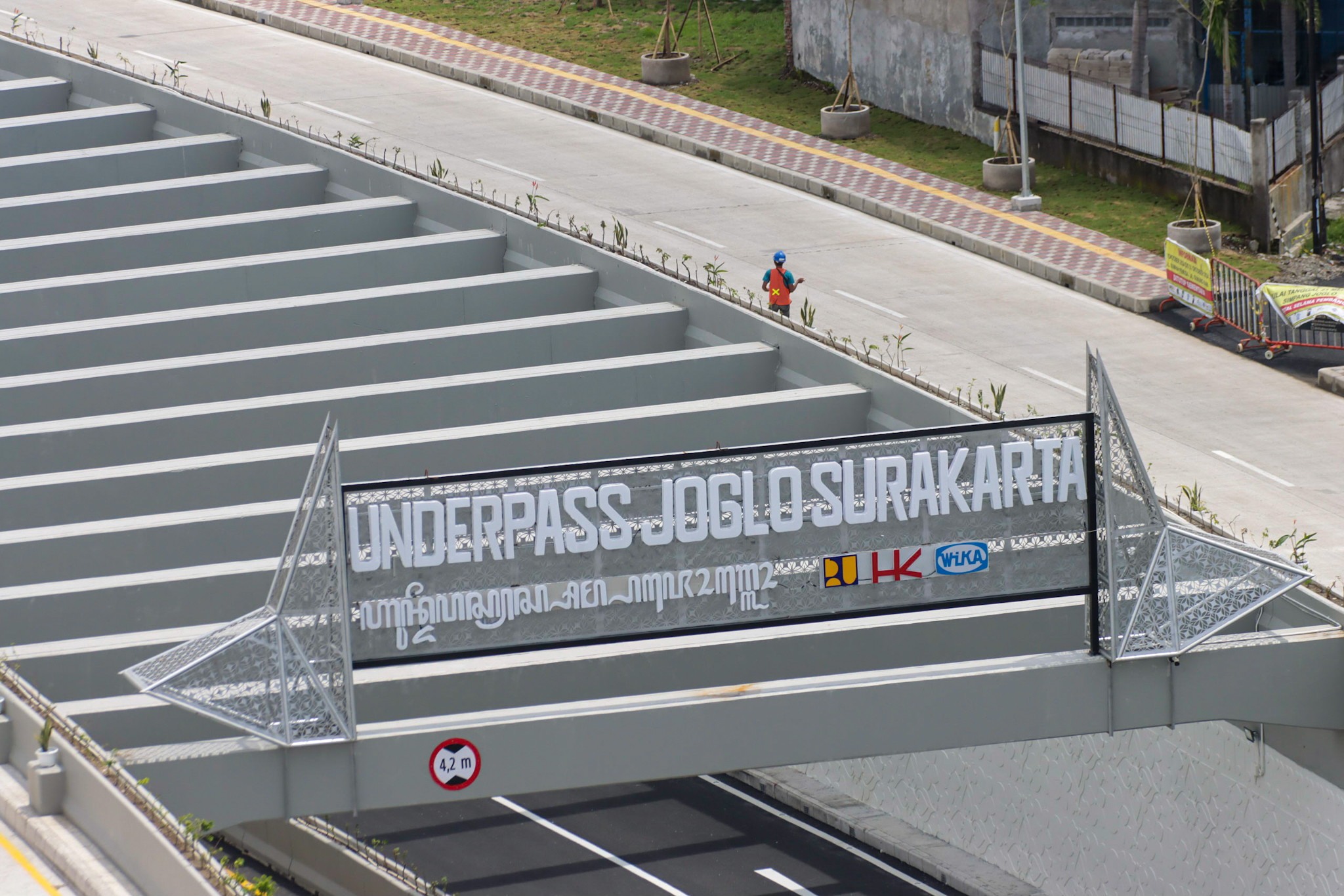 Tulisan aksara Jawa di Underpass Joglo menui kritikan karena dinilai tidak sama artinya dengan tulisan latin di atasnya. (Arief Budiman/Radar Solo)  &nbsp;