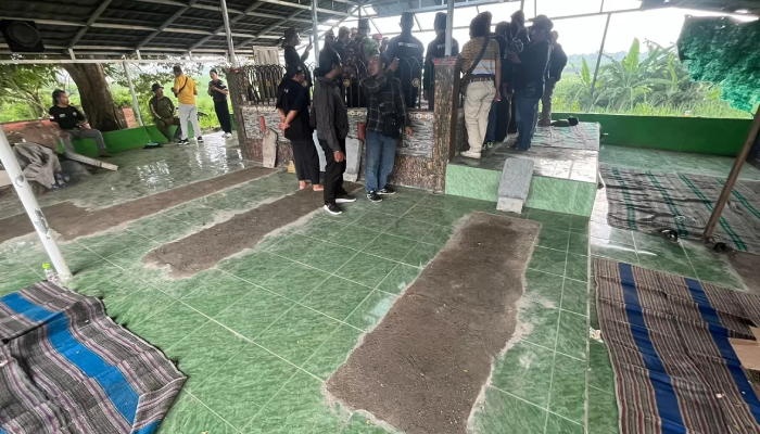 Belasan makam keramat palsu di Dusun Bendo, Desa Kumitir, Kecamatan Jatirejo, Mojokerto yang dibongkar warga.