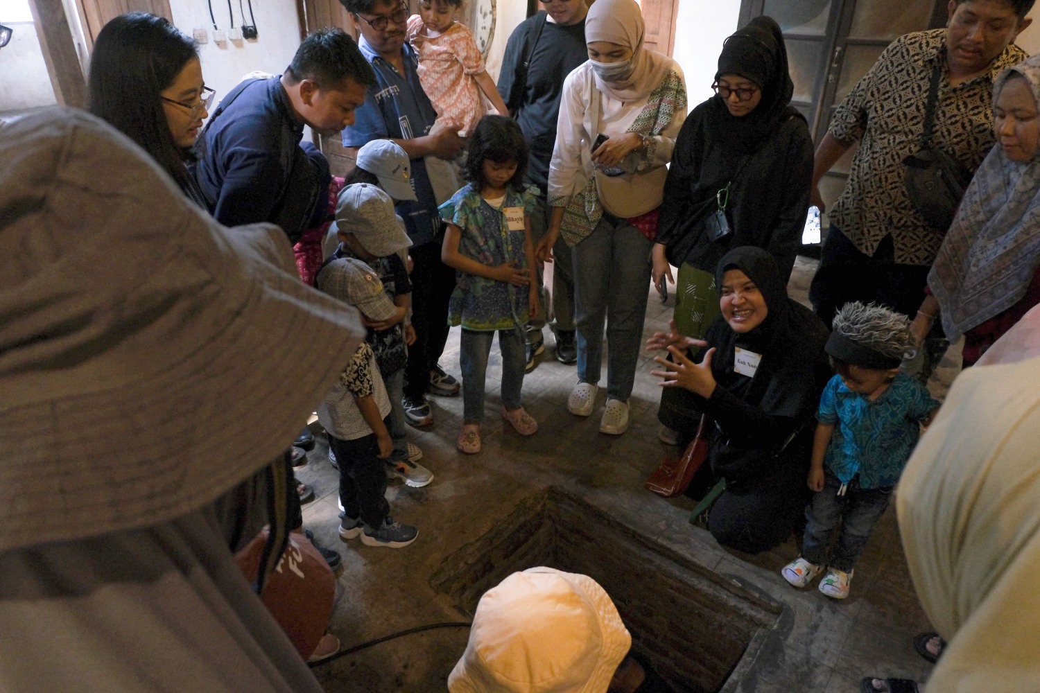 EDUKATIF: Konco Sobo saat mendampingi kunjungan wisata ke bungker Kampung Batik Laweyan.