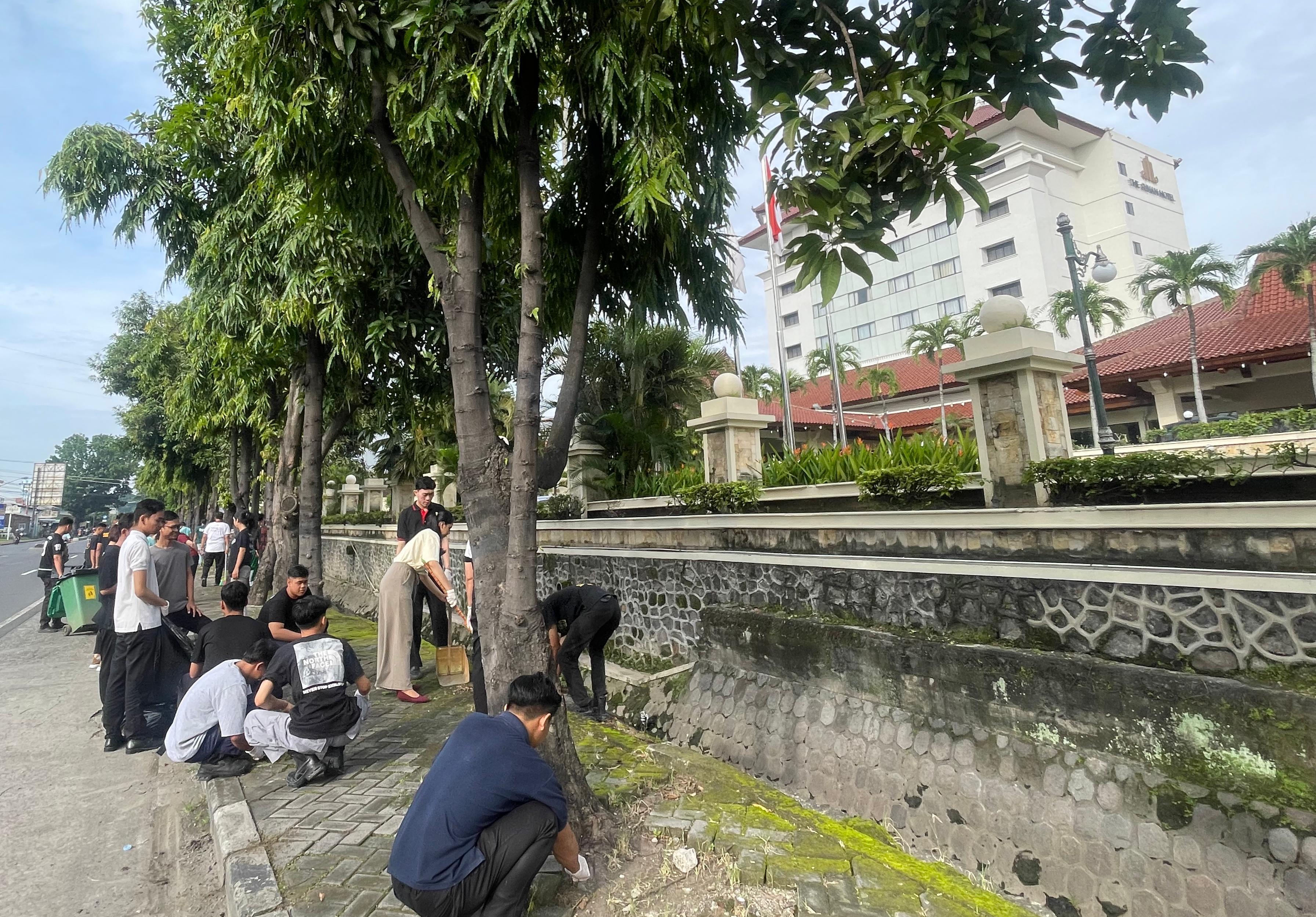 Kerja bakti yang melibatkan karyawan The Sunan Hotel Solo dan warga Kelurahan Kerten, Kecamatan Laweyan.
