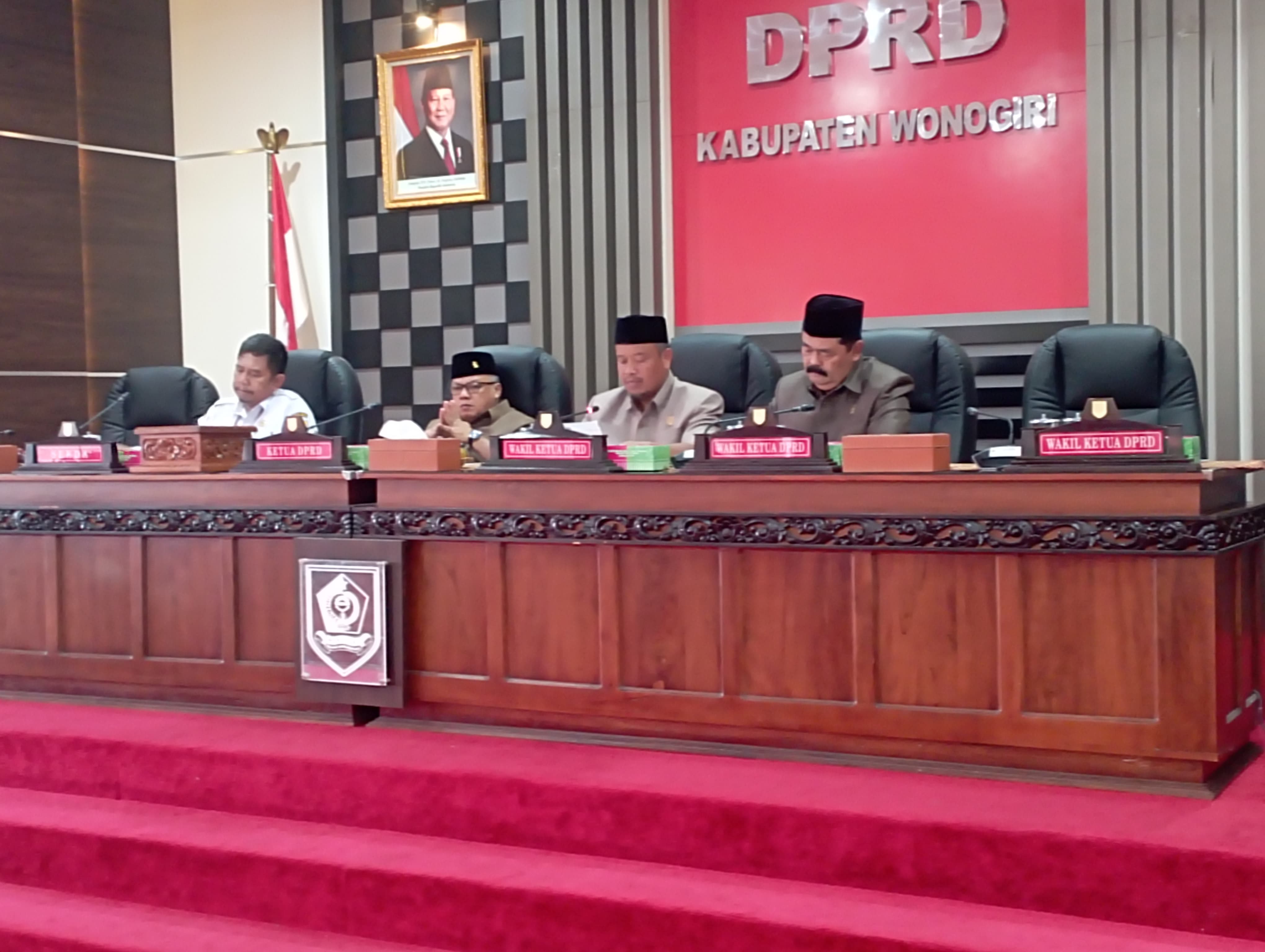 Unsur pimpinan DPRD Wonogiri pimpin rapat paripurna