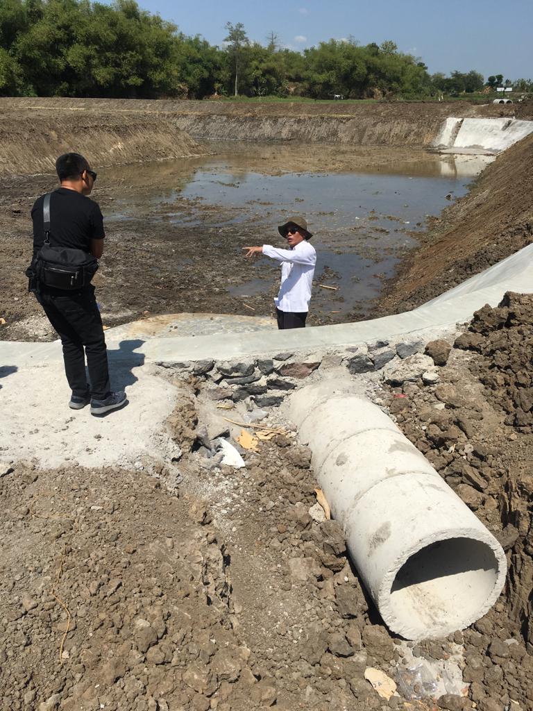 Kepala Dinas Pertanian dan Perikanan meninjau embung di Desa Grogol, Kecamatan Weru, Kamis (16/1/2025).