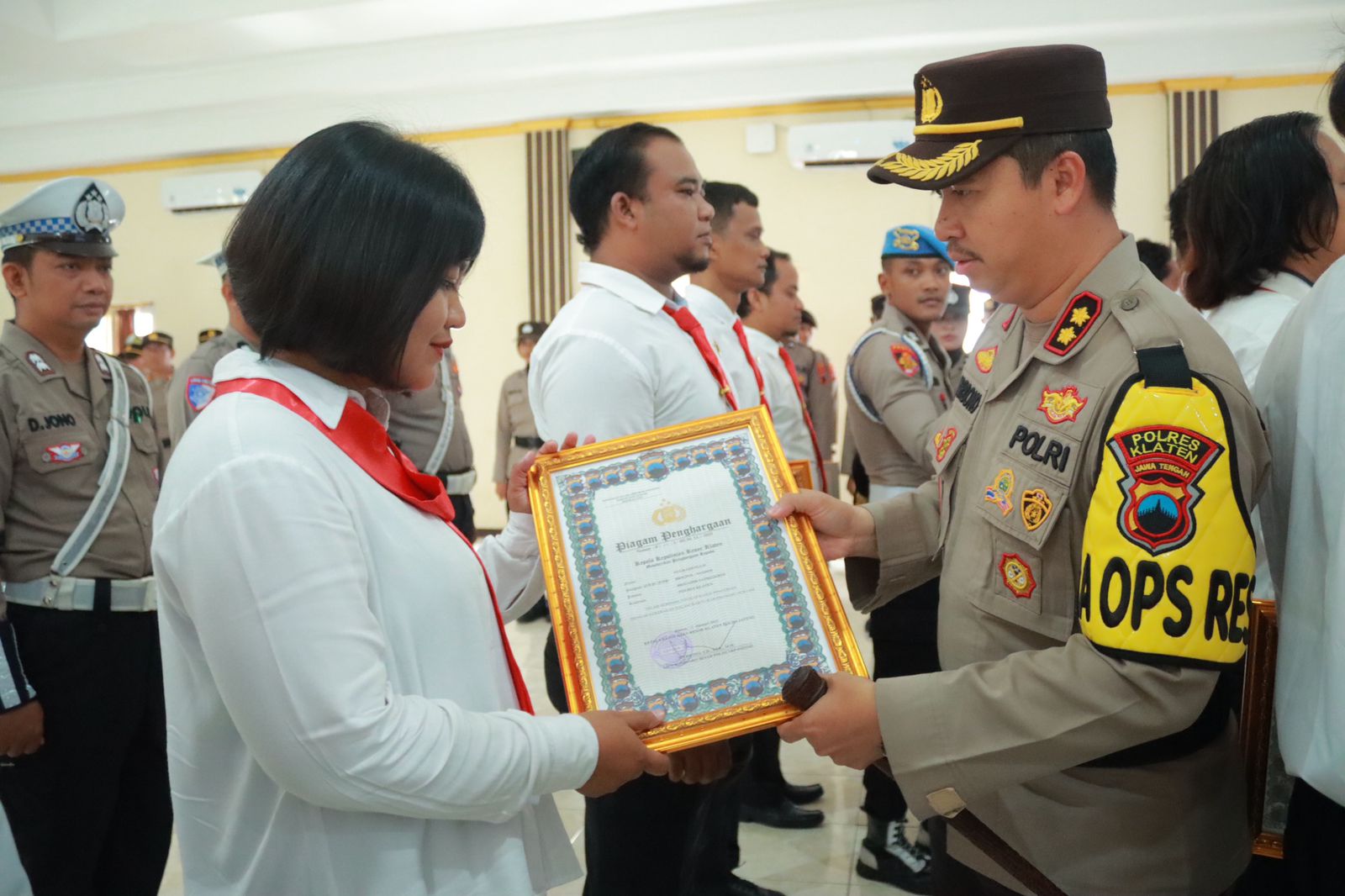 Kapolres Klaten AKBP Warsono (kanan) menyerahkan ke anggotanya yang berprestasi, Kamis (16/1/2025). (Angga Purenda/Radar Solo)