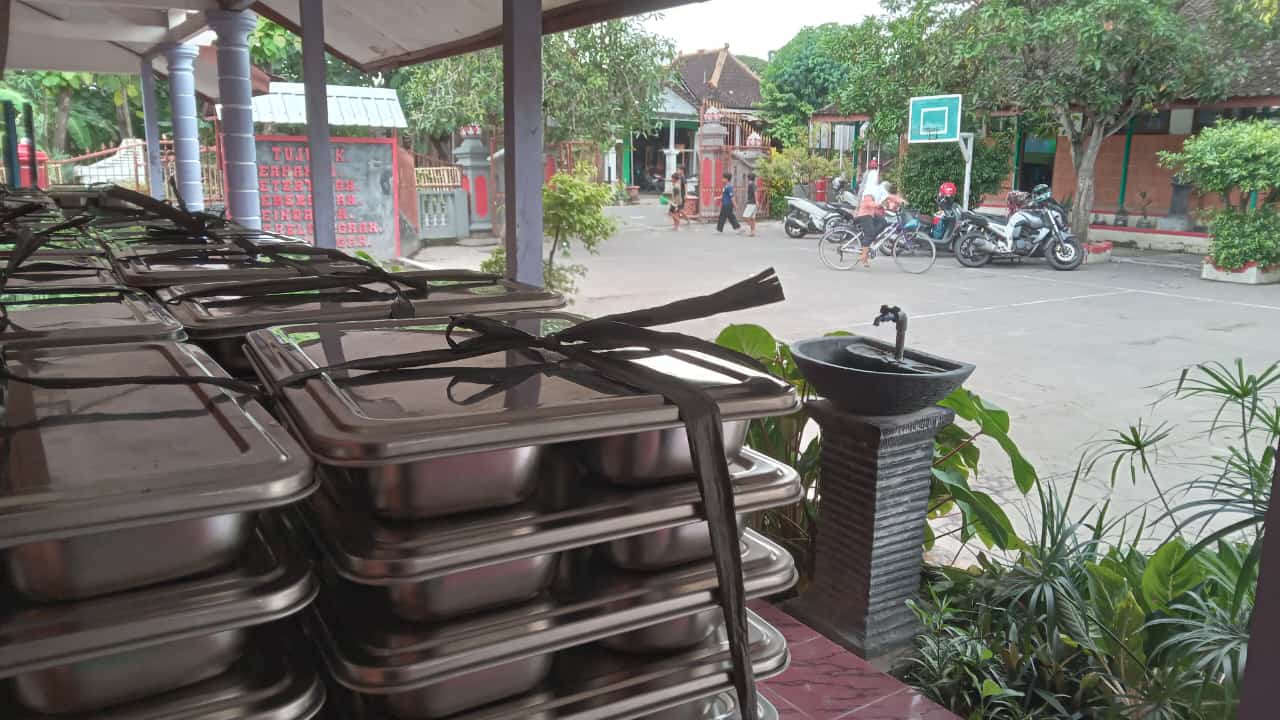Tumpukan wadah makan bergizi gratis yang disajikan di SDN Dukuh 3 Sukoharjo, Kamis (16/1/2025).