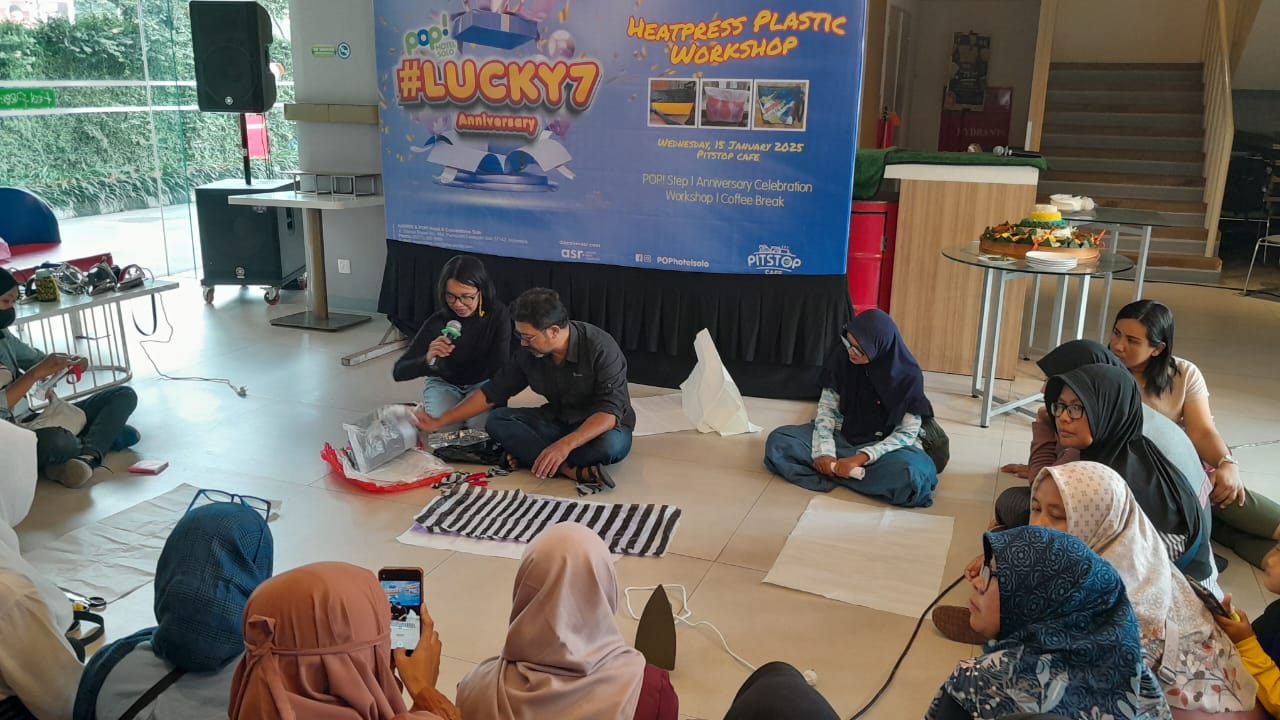 Workshop ini menghadirkan Asih Sumastrini, pegiat kreativitas barang bekas yang berbagi ilmu tentang cara mengubah bahan plastik menjadi karya seni bernilai.
