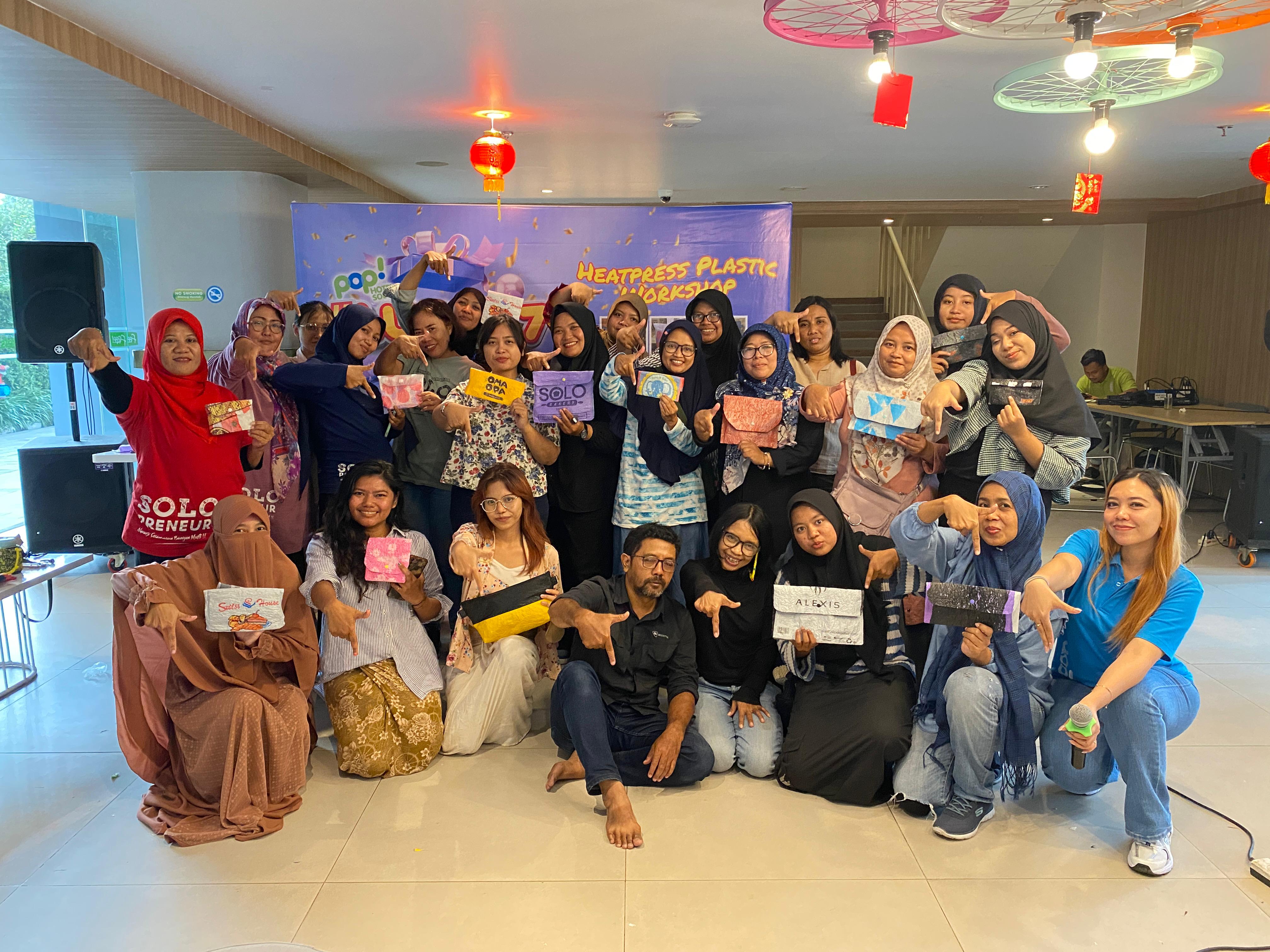 Heatpress Plastic Workshop di Pitstop Cafe Pop! Hotel meriahkan anniversary Pop! Hotel Solo, Rabu (15/1/2025).