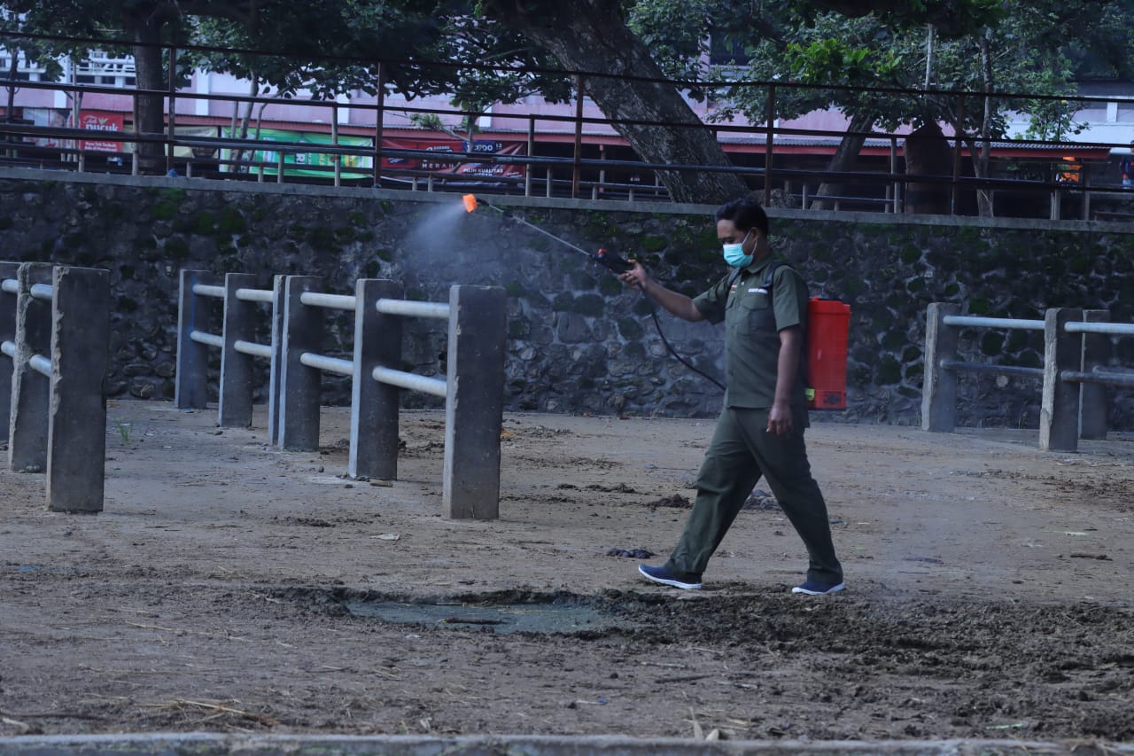 Penyemprotan desinfektan di Pasar Hewan Pracimantoro Wonogiri belum lama ini.