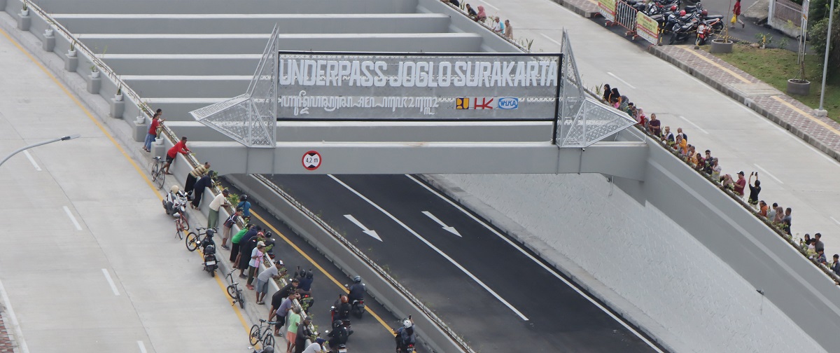 Salah tulis aksara jawa pada papan nama di Underpas Joglo menjadi perhatian banyak pihak.