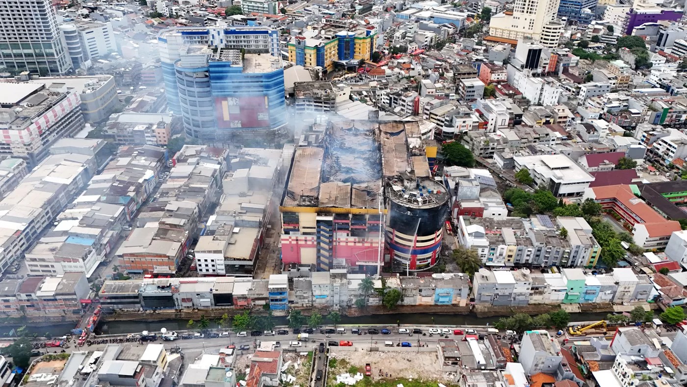 Foto udara pasca kebakaran di Glodok Plaza, Jakarta, Kamis (16/1/2025).