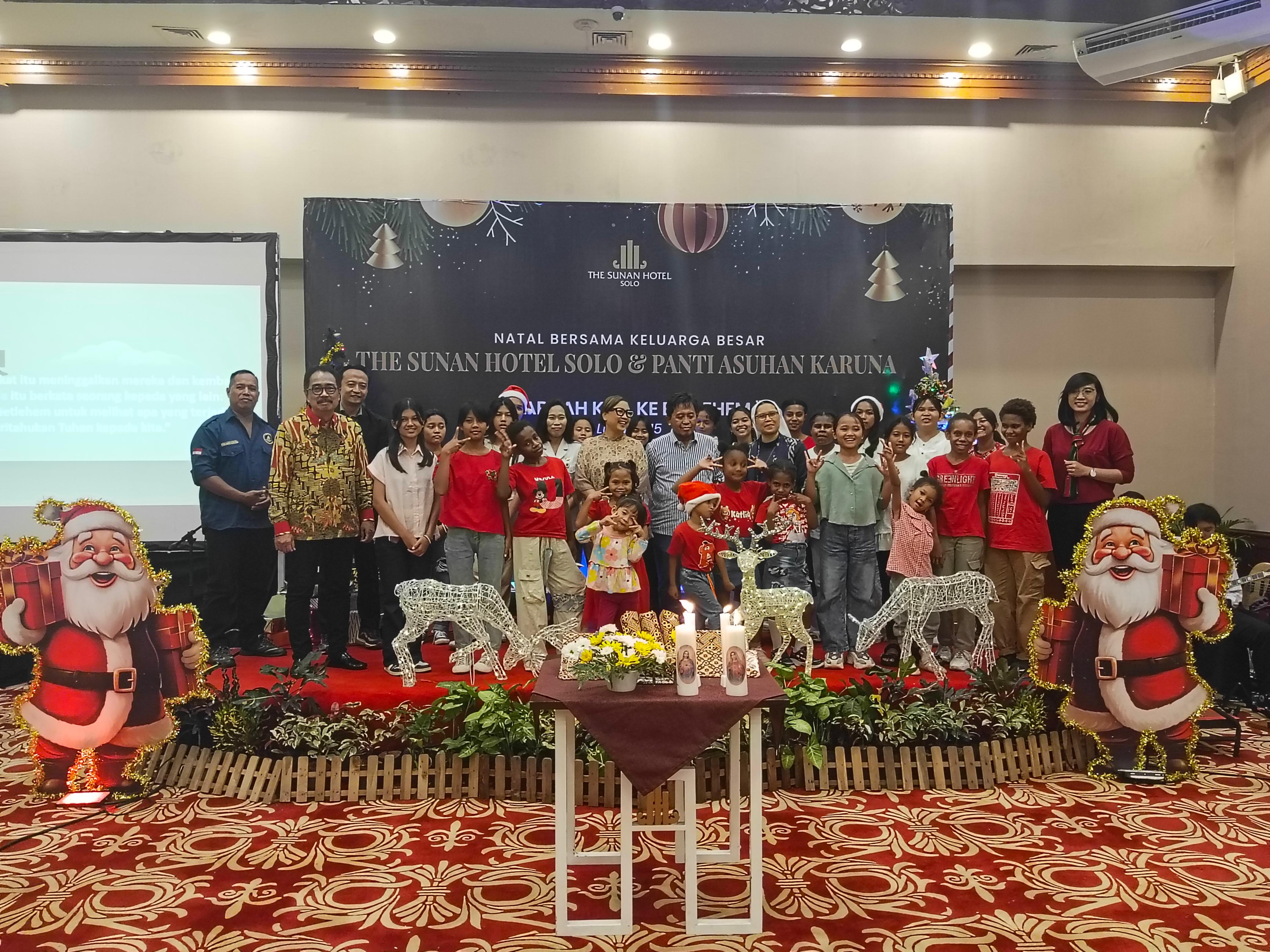 General Manager The Sunan Hotel Solo Retno Wulandari (enam dari kiri) bersama anak-anak dan peserta perayaan Natal di hotel setempat.