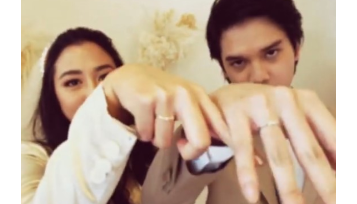 Sherina Munaf dan Baskara Mahendra saat memamerkan cincin pernikahan mereka, November 2020 lalu.