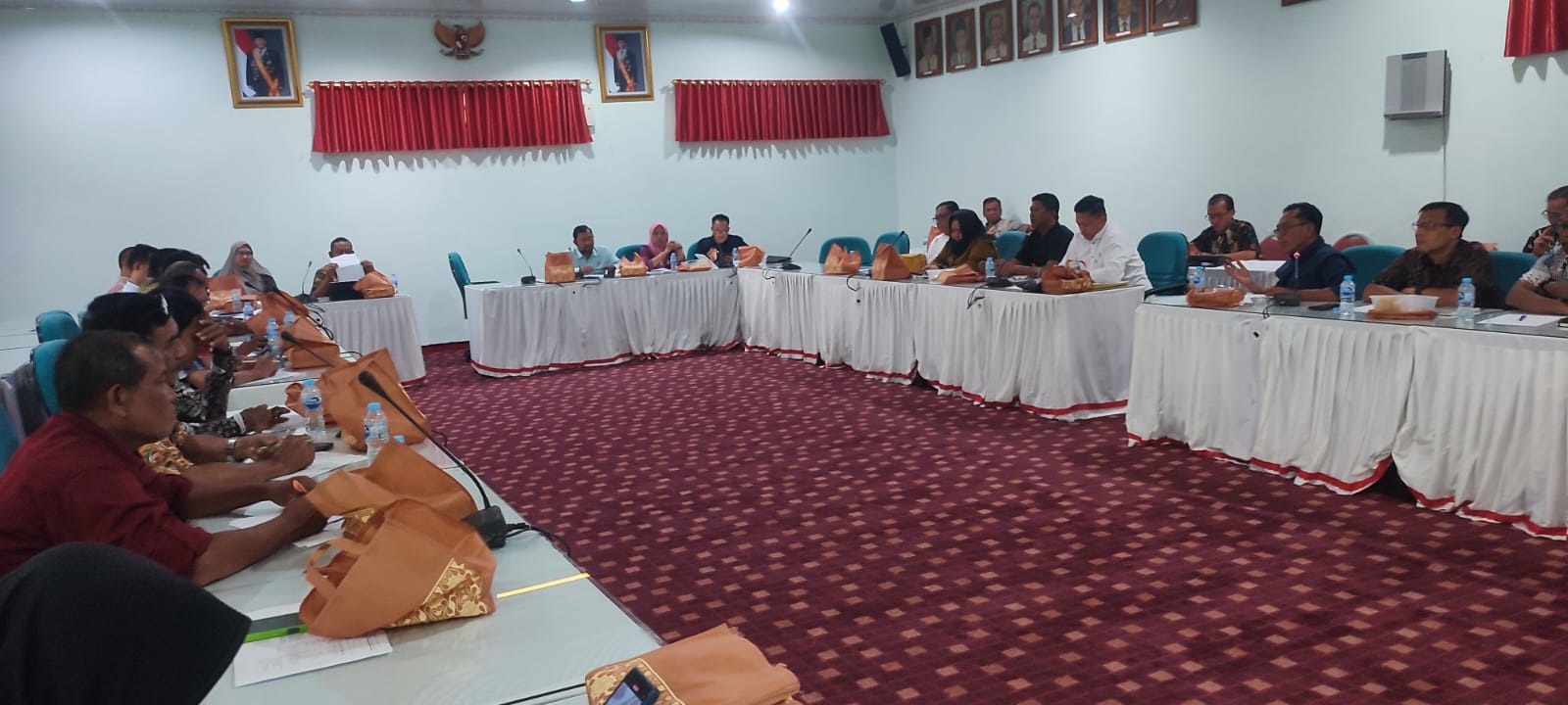 Audiensi antara perwakilan BPD Sragen dengan Komisi I DPRD Sragen. (Ahmad Khairudin/Radar Solo)