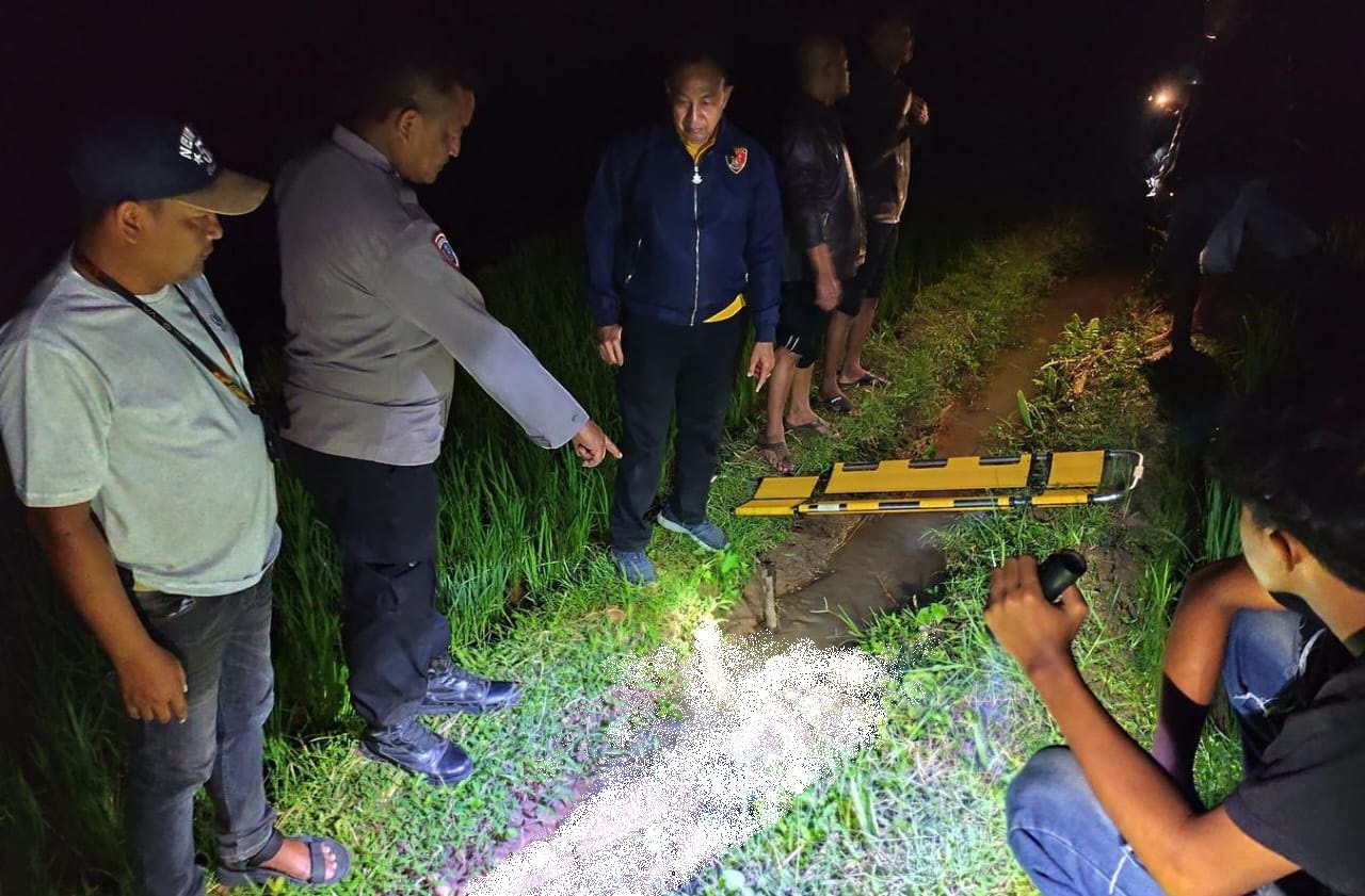 Polisi mengevakuasi jasad kakek warga Desa Sewurejo, Kecamatan Mojogedang, Karanganyar yang meninggal di hutan karet, Kamis (16/1/2025) malam. (Rudi Hartono/Radar Solo)