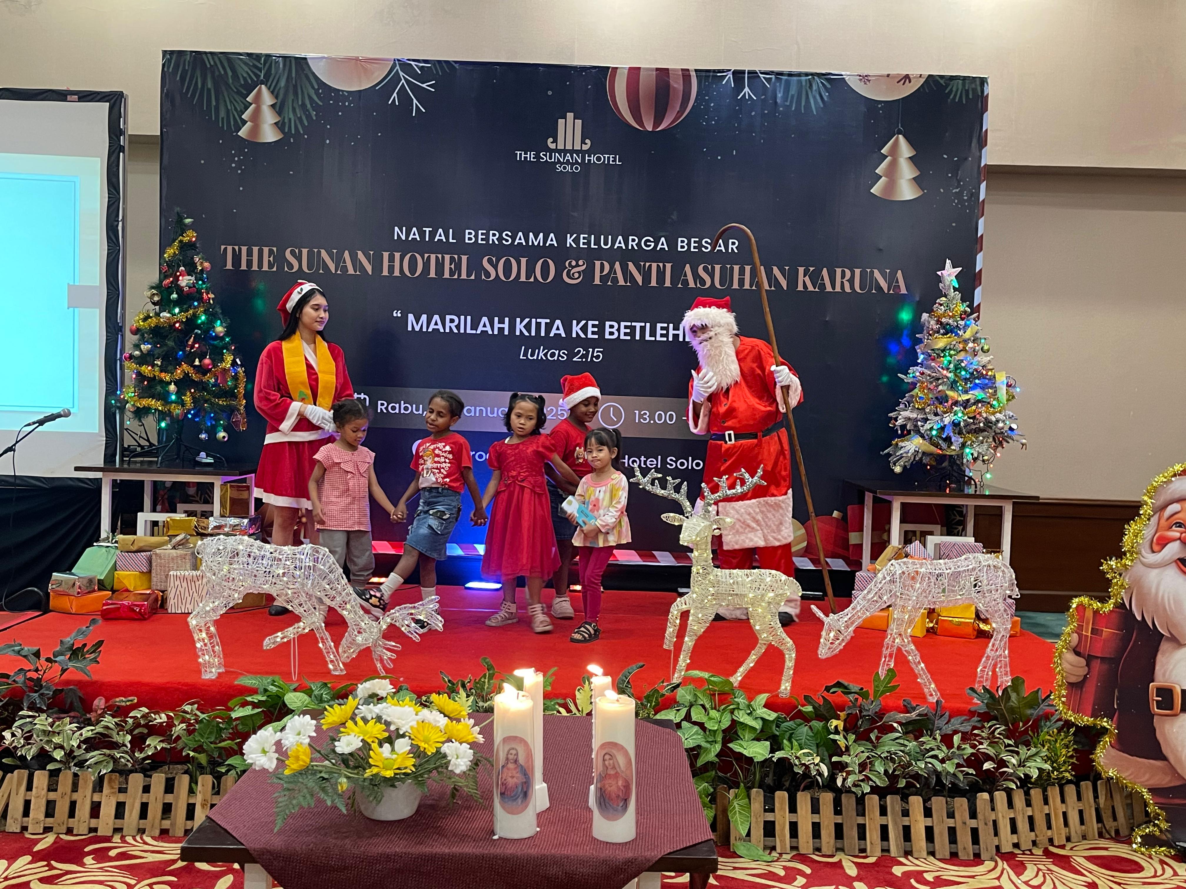 Anak-anak Panti Asuhan Karuna, Gentan Baki, Sukoharjo, bergembira bersama dalam perayaan Natal di The Sunan Hotel Solo, Rabu (15/1/2025).