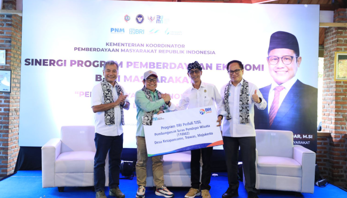 Menko Pemberdayaan Masyarakat Muhaimin Iskandar, Wamen BUMN&nbsp;Kartika Wirjoatmodjo dan Dirut BRI Sunarso saat kunjungi&nbsp;Desa BRILiaN Ketapanrame, Trawas, Mojokerto.