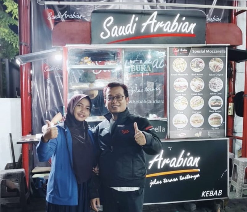 OPTIMISTIS: Pemilik Saudi Arabian Kebab Adi Priyanto, yang produknya jadi mitra jejaringan minimarket Alfamart.