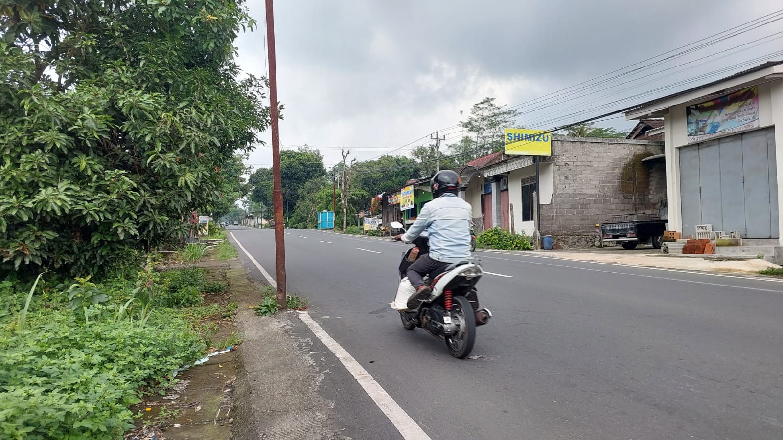 Tiang PJU di jalur Solo-Selo-Borobudur dinilai membahayakan pengguna jalan.