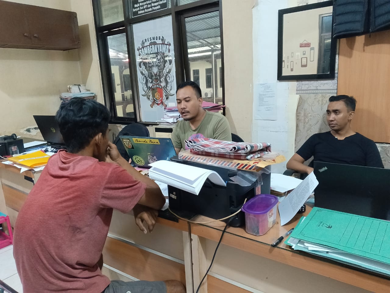 Tersangka pencurian kabel di PT WMU saat dimintai keterangan di Mapolres Wonogiri baru-baru ini.