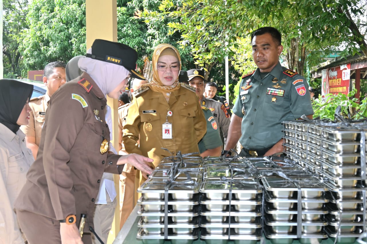 Bupati Sukoharjo Etik Suryani bersama jajaran Forkompimda pantau pelaksanaan program MBG.