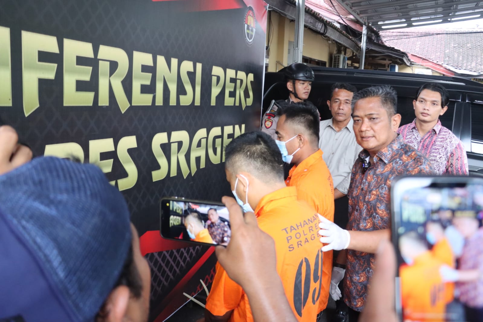 Rahmadi, 34, dan Ramelan, 31, warga Dukuh Ngampo, Desa Ngepringan, Kecamatan Jenar, Sragen ditangkap karena aniaya pacar adik perempuannya hingga meninggal. (Ahmad Khairudin/Radar Solo)