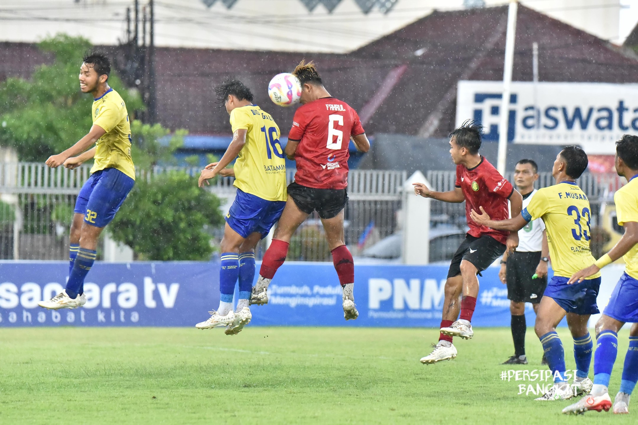 KONDISI GERIMIS: Laga Persipasi melawan 757 Kepri Jaya FC di Lapangan Kotabarat, 20 Januari 2025.