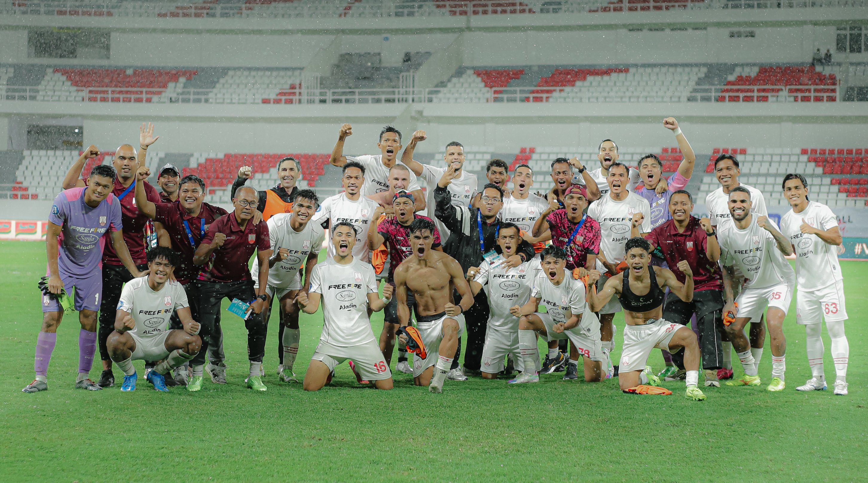 Skuad Persis Solo merayakan kemenangannya di Liga 1 2024/2025.