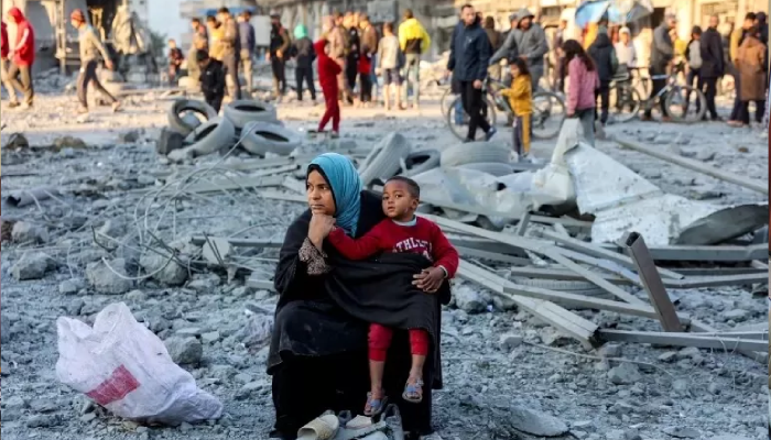 Potret warga Gaza yang berada di antara puing-puing setelah Israel menghancurkan Gaza selama perangnya terhadap Palestina.