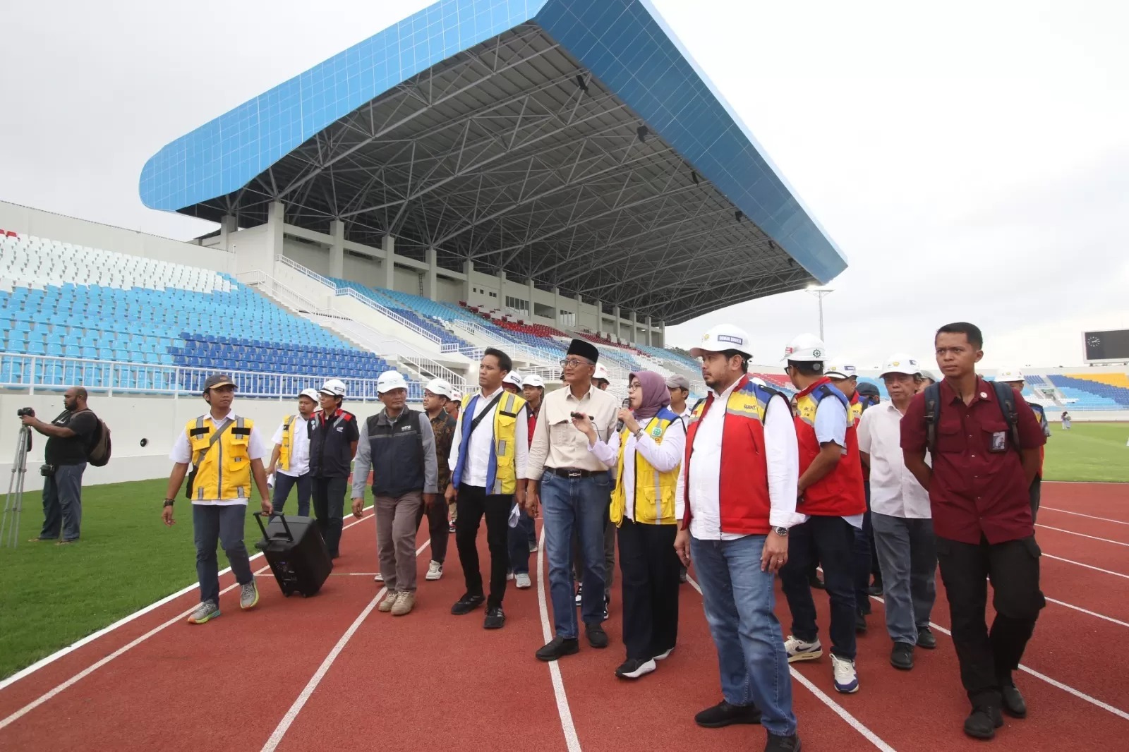 Menteri pekerjaan Umum (PU) RI Doddy Hanggodo meninjau Stadion Kanjuruhan, kemarin (18/1/2025).