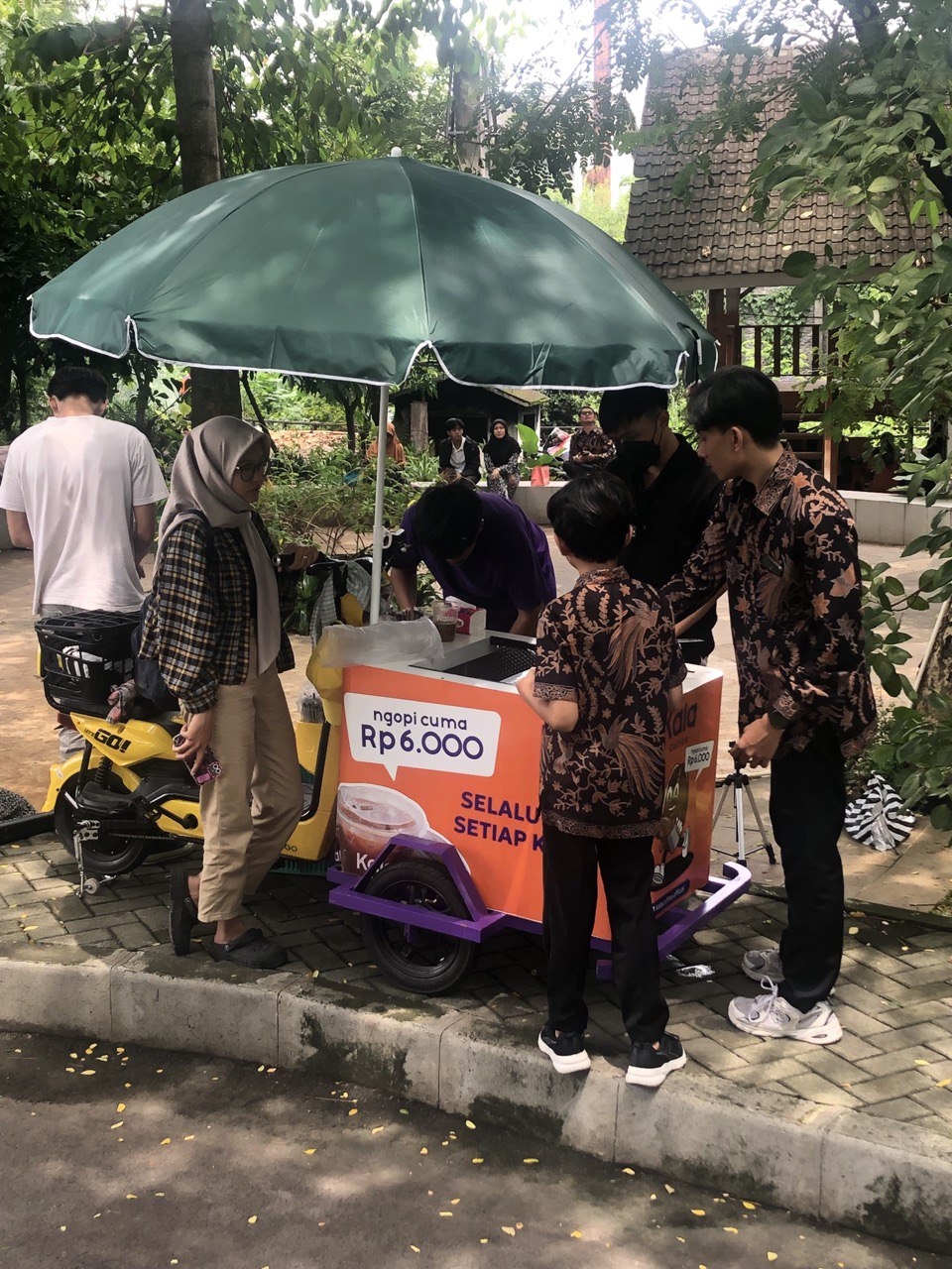 Air Bening Studio (ABS) me-launching Kala Coffee, kopi tarik keliling pertama di Indonesia. Berbeda dengan produk minuman keliling lain, Kala Coffee hadir dengan rasa Kopi Tarik yang unik.