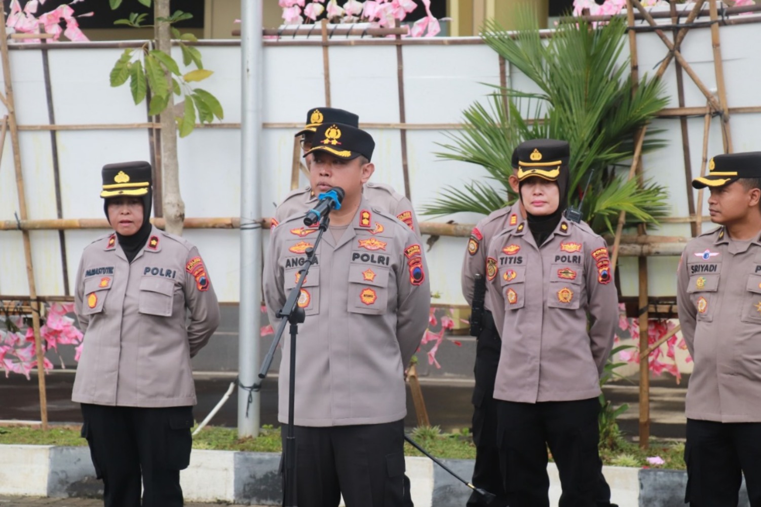 Kapolres Sukoharjo AKBP Anggaito Hadi Prabowo dalam apel perdananya di Lapangan Presisi Polres Sukoharjo, Senin (20/1/2025).