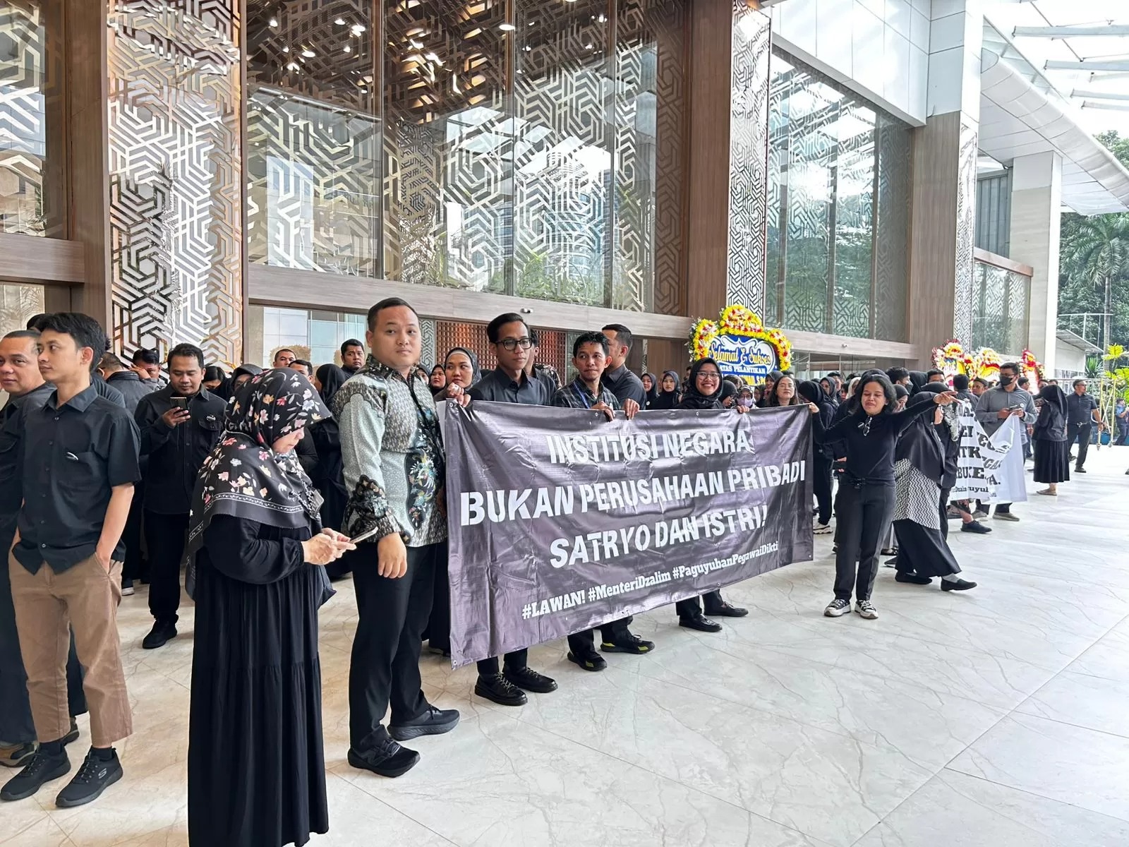 Aksi demo pegawai Kemdikti Saintek di kantor kementerian pada Senin (20/1/2025).