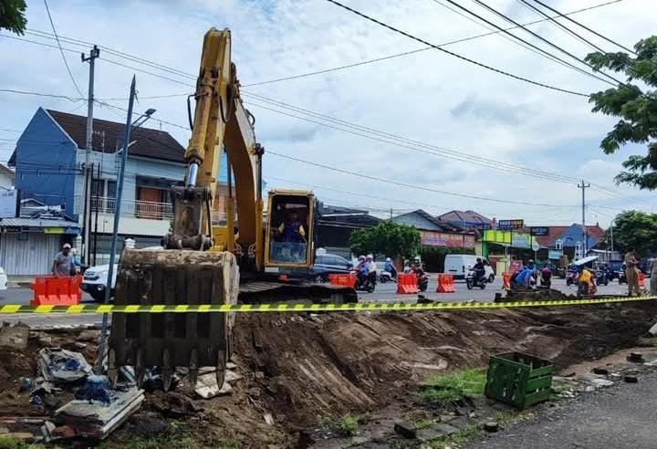 Perbaikan drainase utama Jalan Lawu Kota Karanganyar, Senin (20/1/2025). (Rudi Hartono/Radar Solo)
