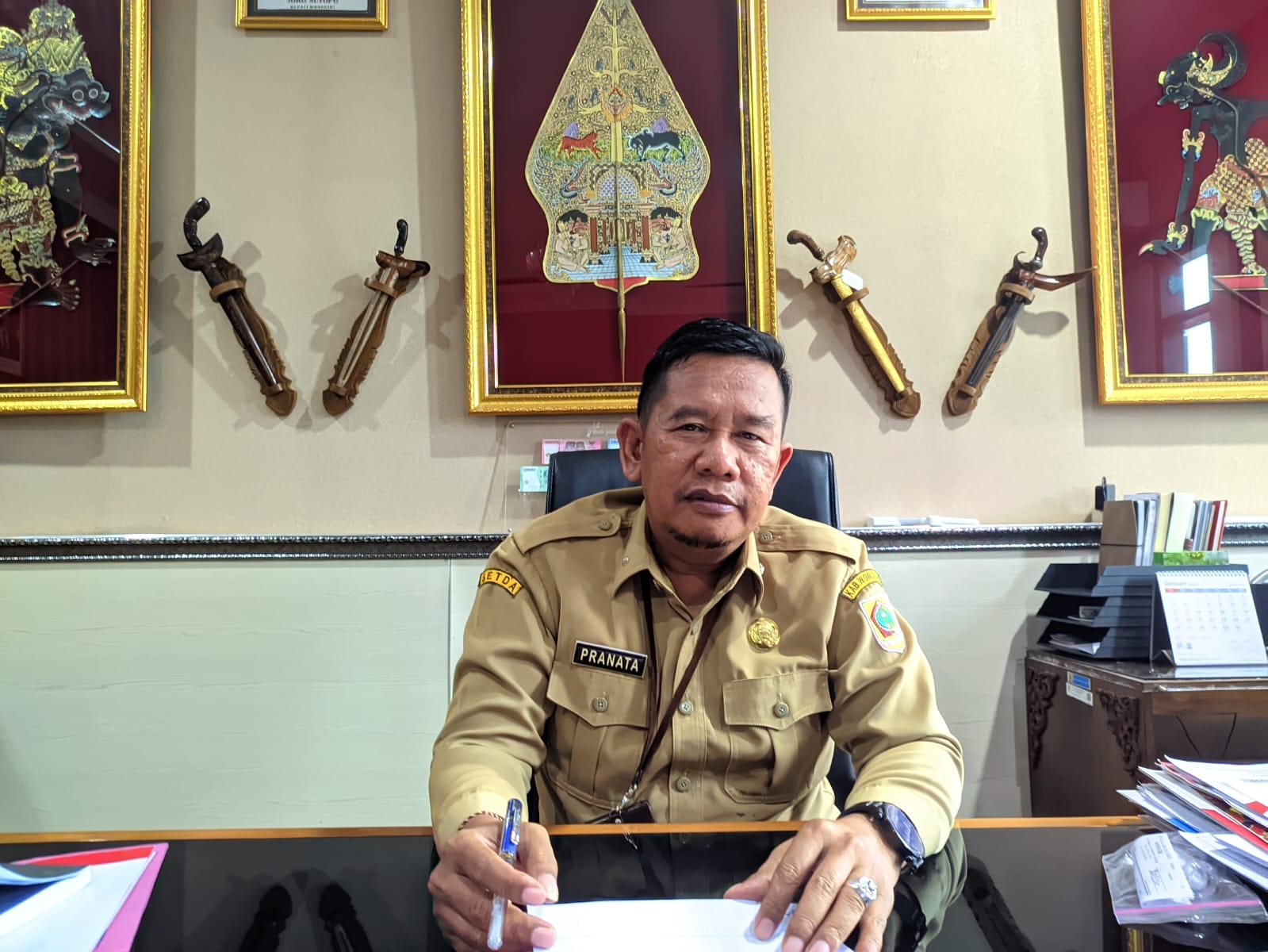 Sekda Wonogiri FX. Pranata di ruang kerjanya.