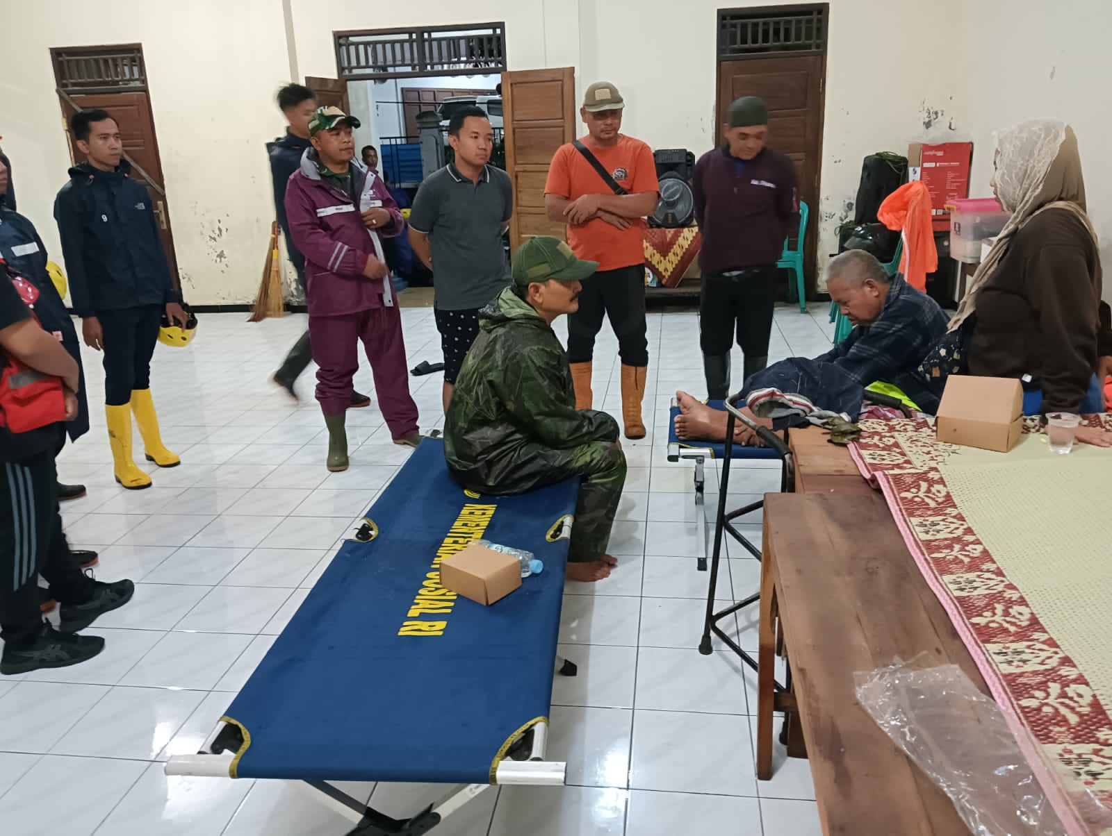 Seorang lansia tetap bertahan di gedung serbaguna karena kakinya sakit.