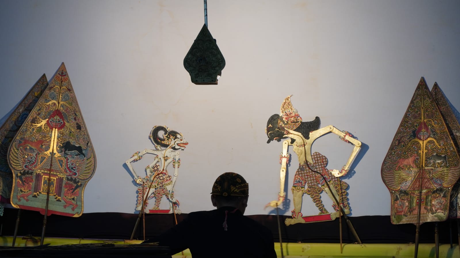 Pertunjukan wayang kulit yang menggunakan blencong dengan cara digantung sebagai sumber cahaya.