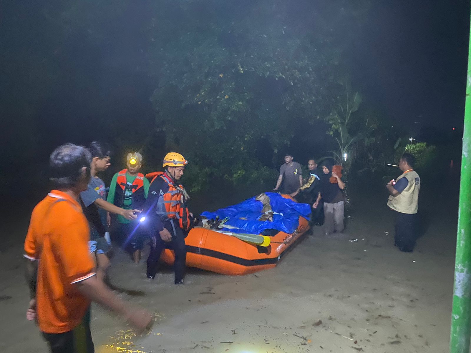 Relawan mengevakuasi warga Kecamatan Tanon, Sragen yang terdampak banjir pada Senin (21/1/2025). (Ahmad Khairudin/Radar Solo)
