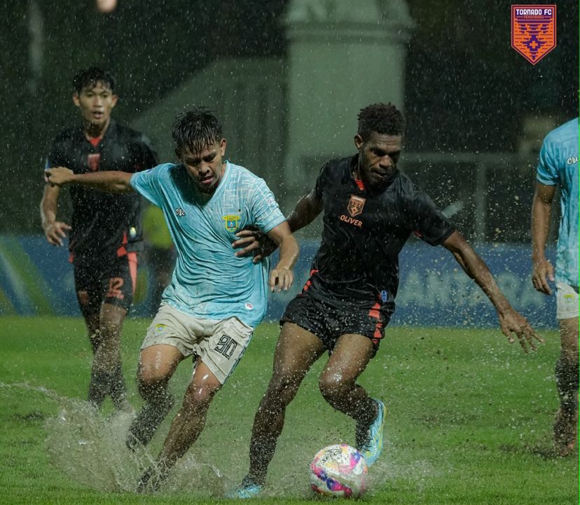Pertandingan Tornado FC Pekanbaru melawan Perserang Serang di Lapangan Kottabarat Solo