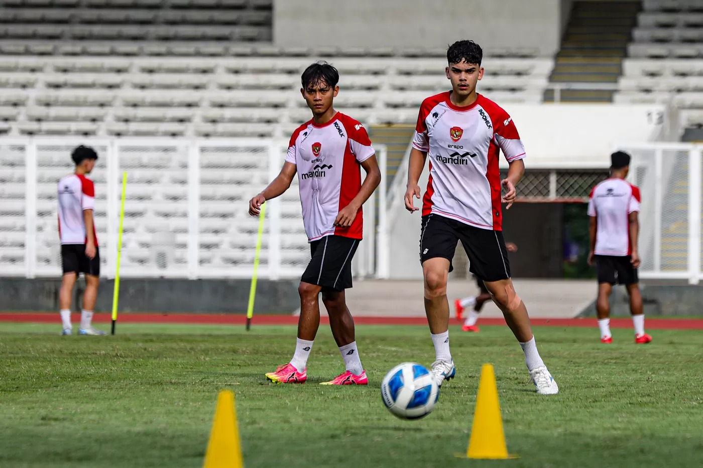 Sejumlah pesepak bola Timnas Indonesia U-20 mengikuti sesi latihan di Stadion Madya, Kompleks Gelora Bung Karno, Senayan, Jakarta, Rabu (15/1/2025).