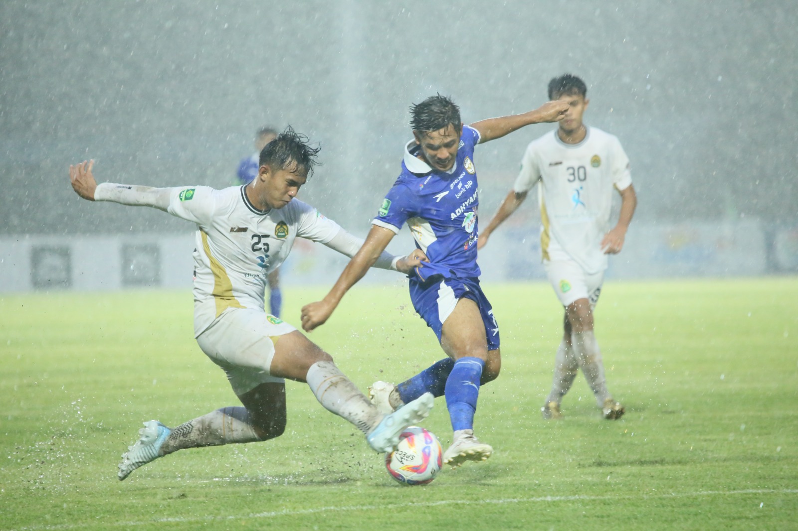 BERJIBAKU: Laga Adhyaksa FC melawan Persikabo 1973 di Stadion Sriwedari, Minggu (19/1).  &nbsp;