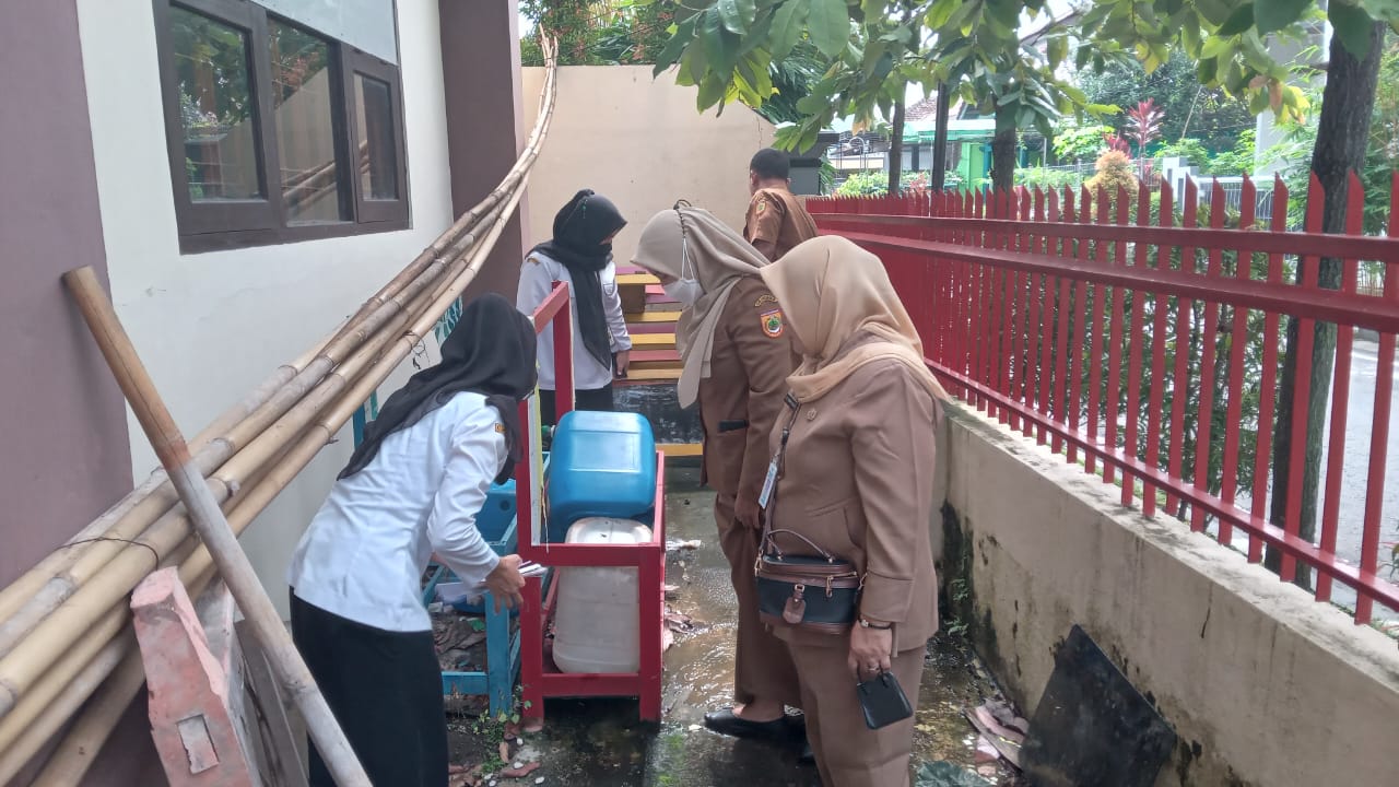 Puskesmas Sukoharjo Kota melakukan Penyelidikan Epidemiologi (PE) di lingkungan salah satu SD yang ada di Kelurahan Gayam, Selasa (21/1/2025).