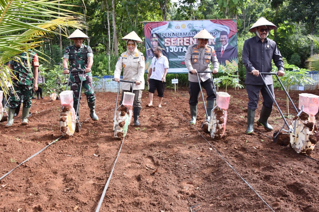 Forkopimda Sukoharjo menanam jagung di Dukuh Samin, Desa Sanggang, Kecamatan Bulu, Selasa (21/1/2025).