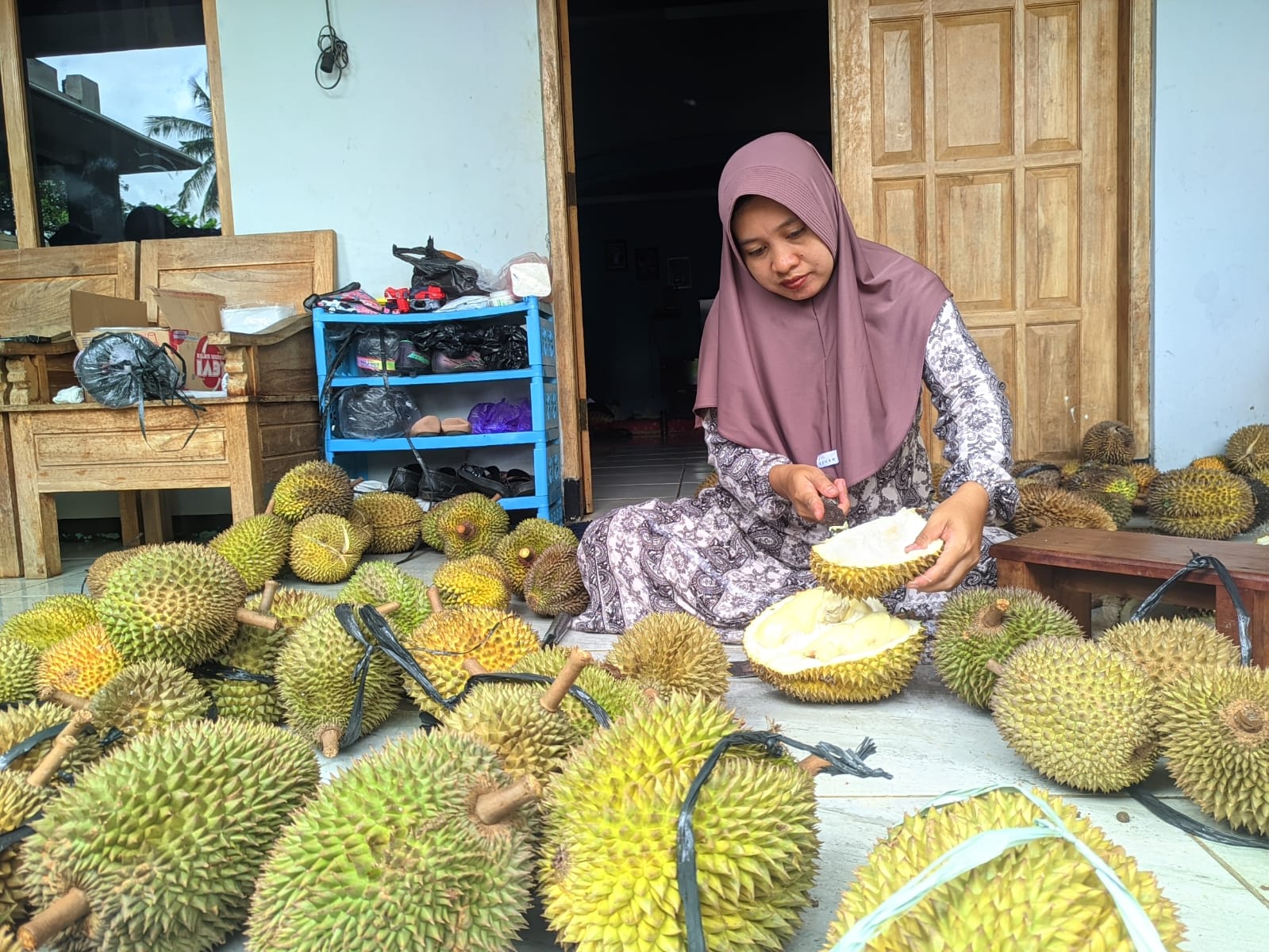 Durian yang dijual oleh warga Desa Gunan, Kecamatan Slogohimo, Wonogiri, Selasa (21/1/2025).
