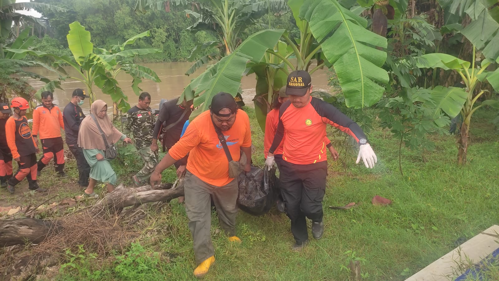 Evakuasi jasad FKA, pasien RSJD dr. Arif Zainudin yang loncat ke Sungai Bengawan Solo, Selasa (21/1/2025).
