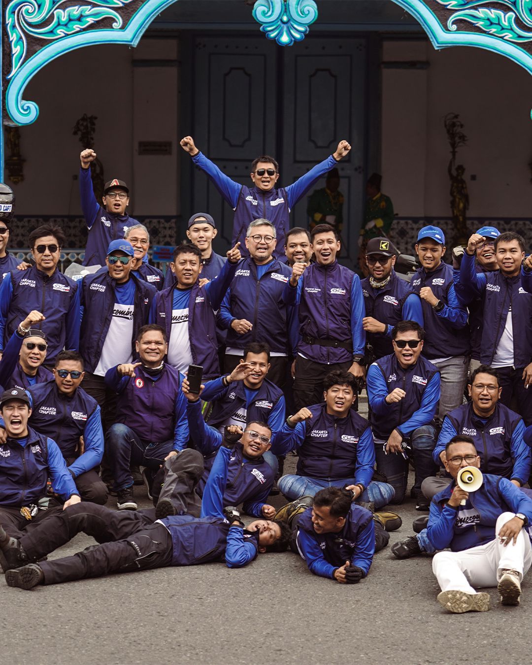 Anggota GSrek Indonesia, komunitas motor besar dengan fokus pada genre adventure di tanah air berpose di depan Kori Kamandungan Keraton Solo.