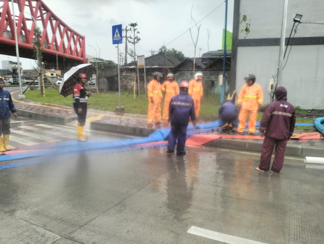 Petugas mengoperasikan pompa air untuk menyedot genangan di kawasan Simpang Joglo.