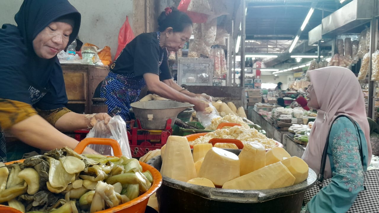 BANYAK DICARI: Asinan sawi rebung yang dijual di Pasar Gede Solo.  &nbsp;