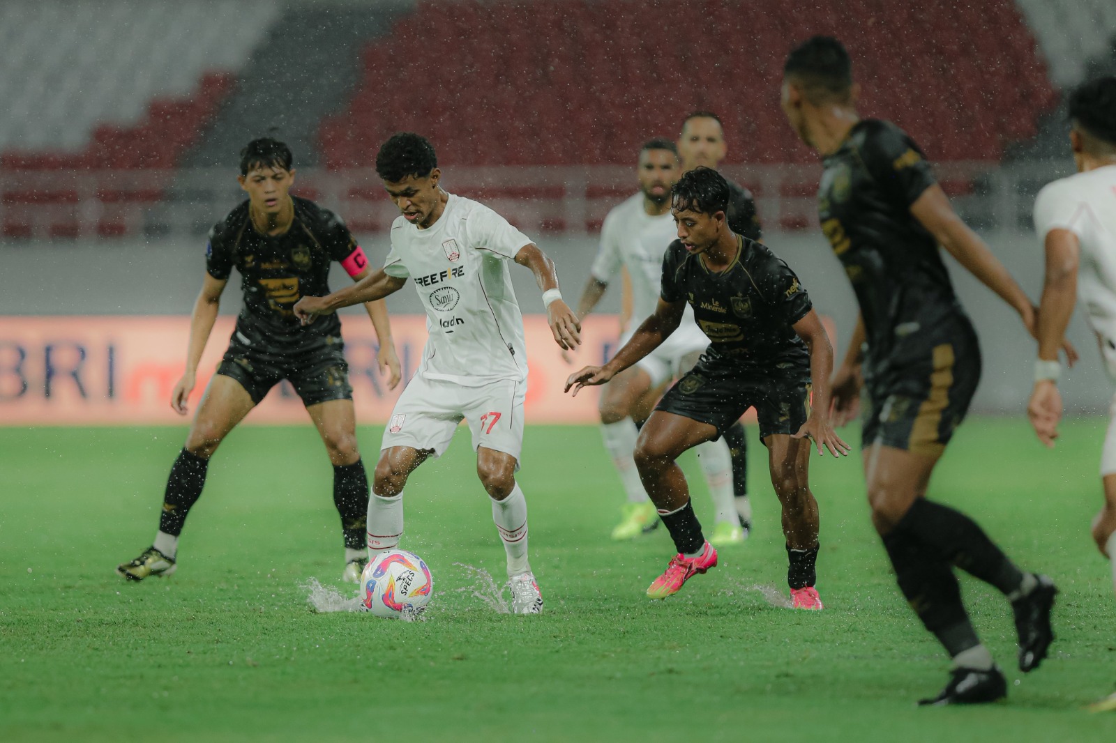 BERI PEMBUKTIAN: Winger Persis Solo Fransiskus Alesandro saat melawan PSIS Semarang di laga lanjutan Liga 1 di Stadion Jatidiri (21/1).