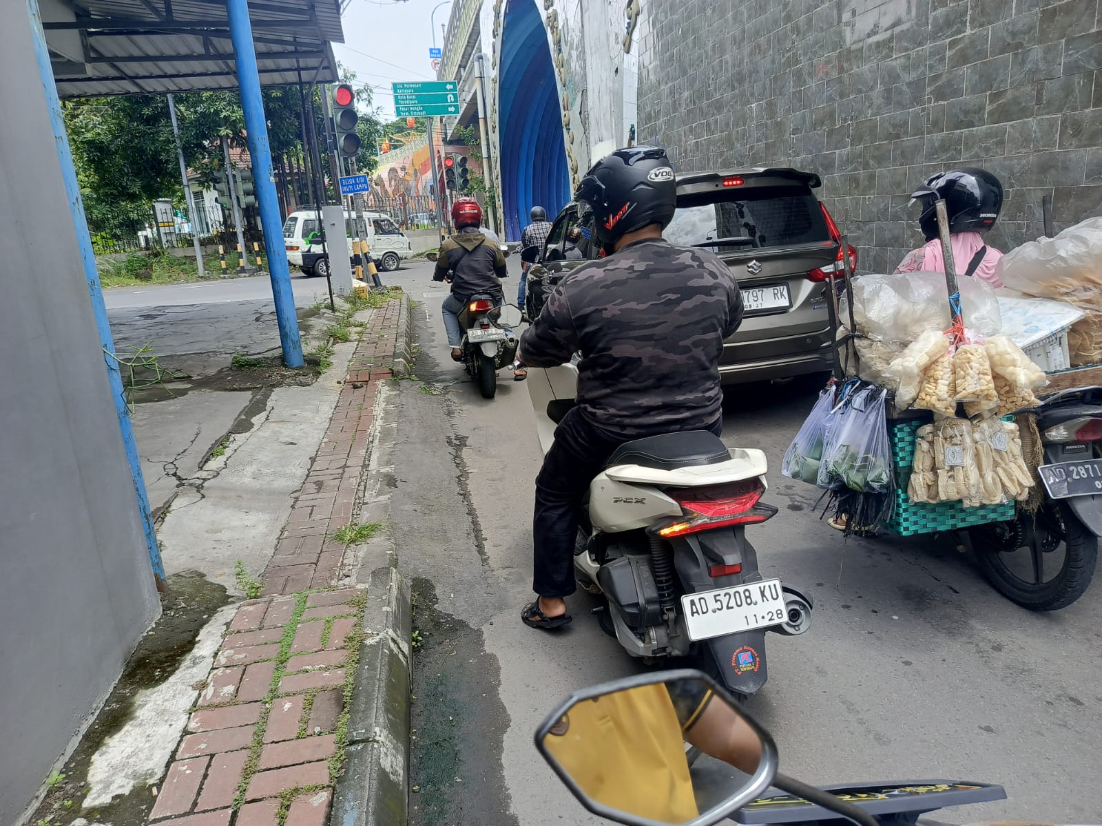 DIPANTAU LANGSUNG: Seorang pemohon uji SIM C tengah menjalani tes di jalanan di Kota Solo.